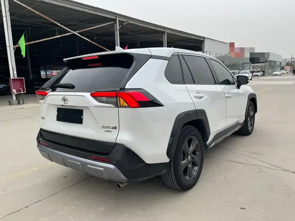 Toyota RAV4 — фото 4