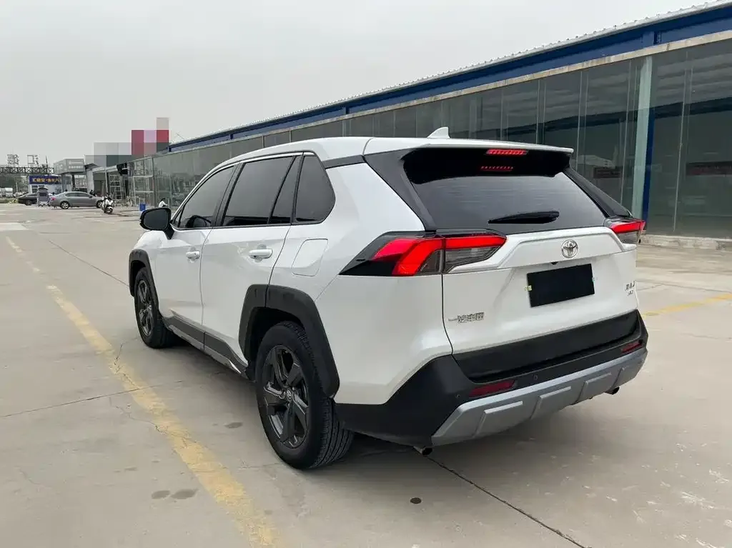 Toyota RAV4 — фото 7