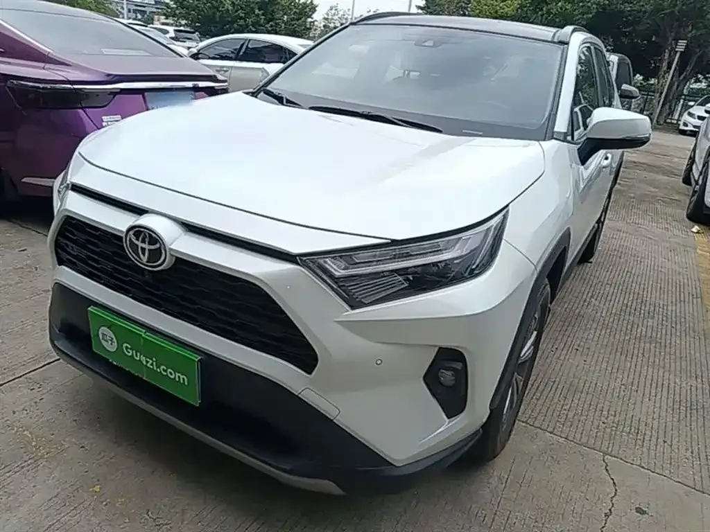 Toyota RAV4 — фото 1