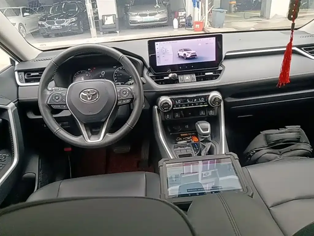 Toyota RAV4 — фото 6
