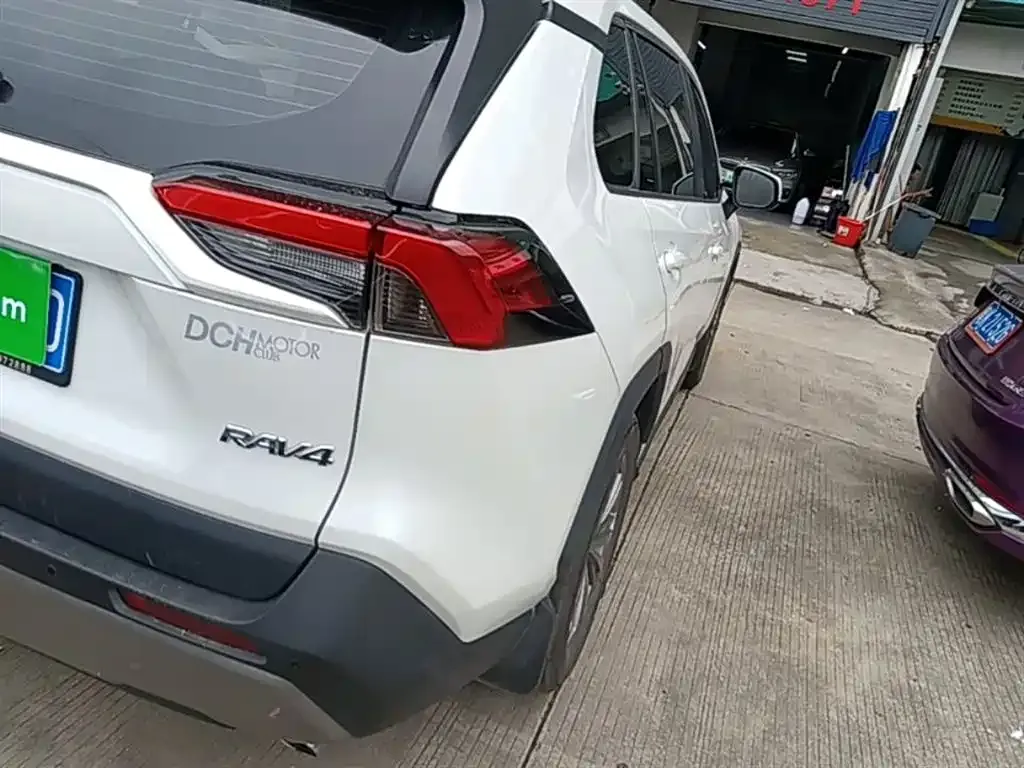 Toyota RAV4 — фото 8