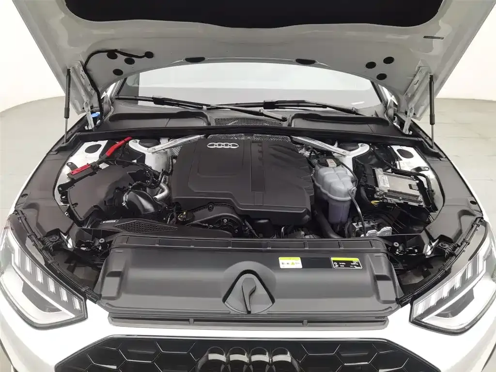 Audi A4L 2023 из CN, фото 6