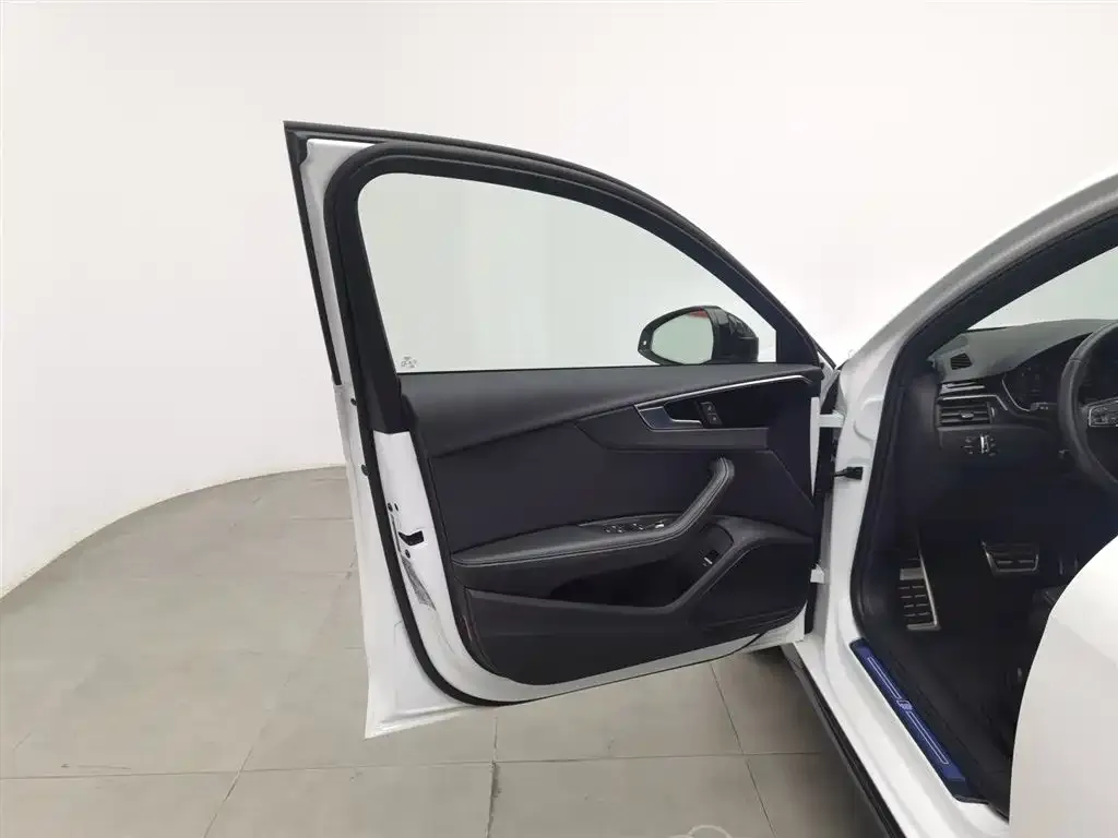 Audi A4L 2023 из CN, фото 2