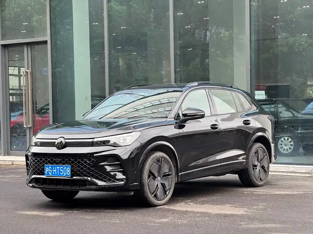 Volkswagen Tiguan L — фото 1