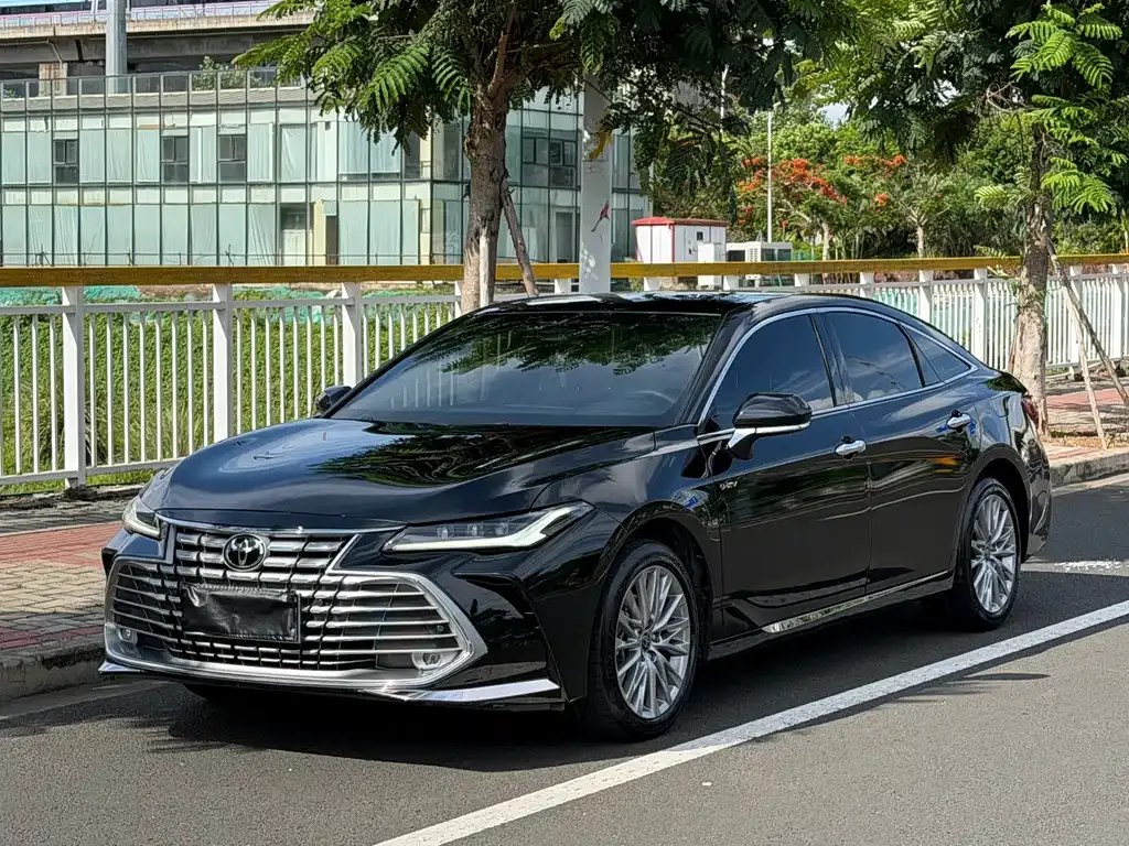 Toyota Avalon — фото 1