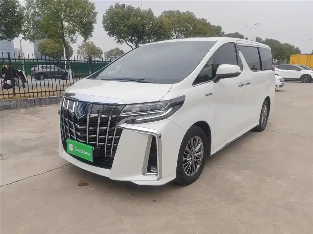 Toyota Alphard — фото 1