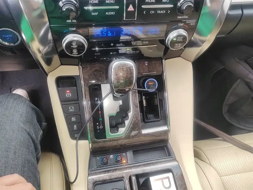 Toyota Alphard — фото 7