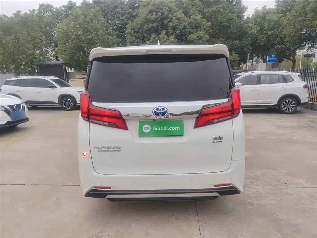 Toyota Alphard — фото 9