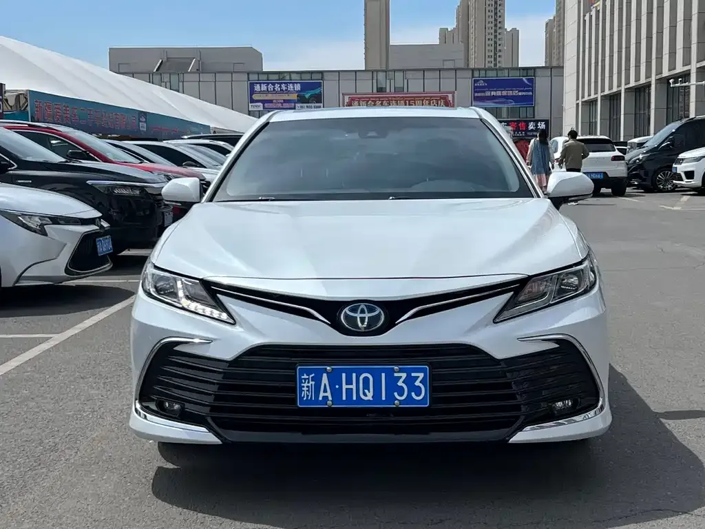 Toyota Camry — фото 1