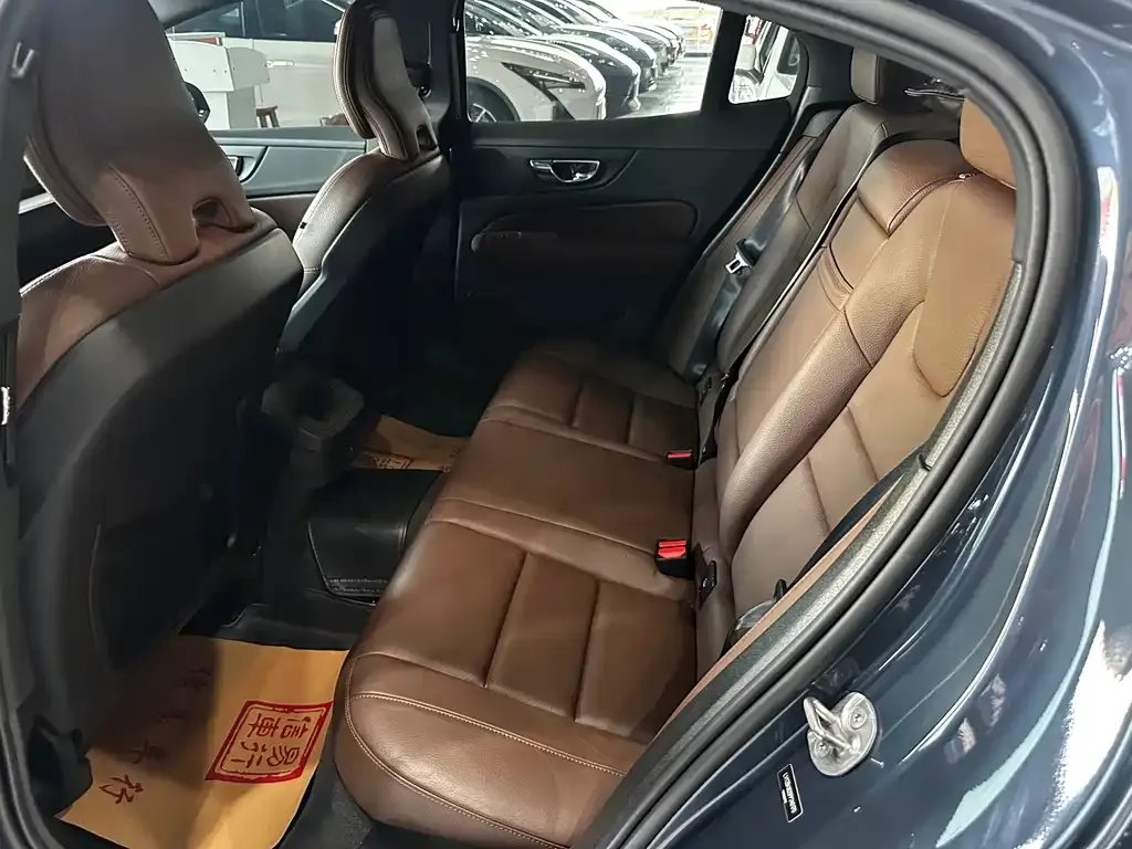 Volvo S60 2023 из CN, фото 4