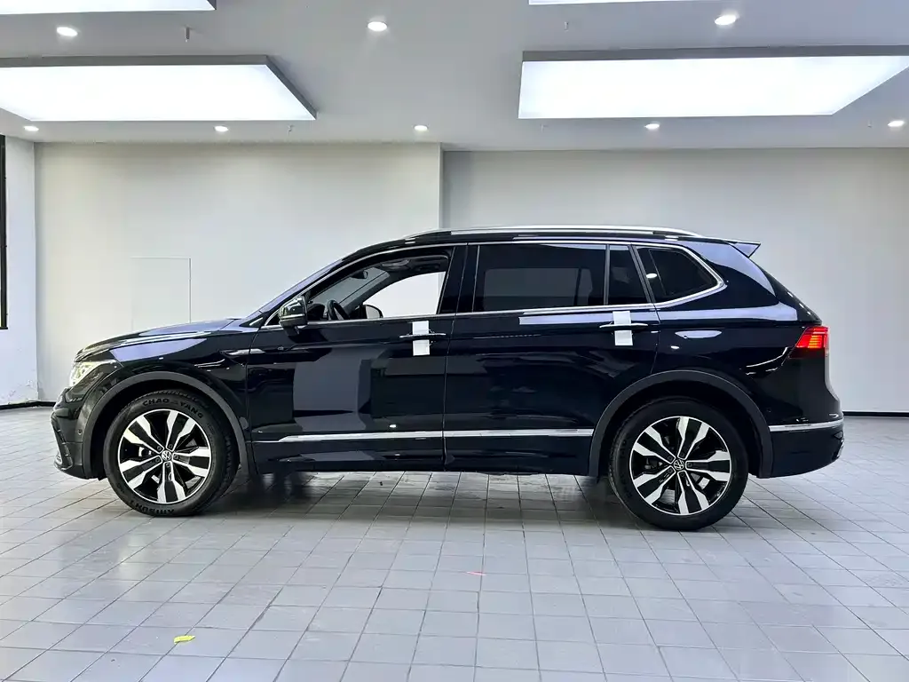 Volkswagen Tiguan L — фото 10