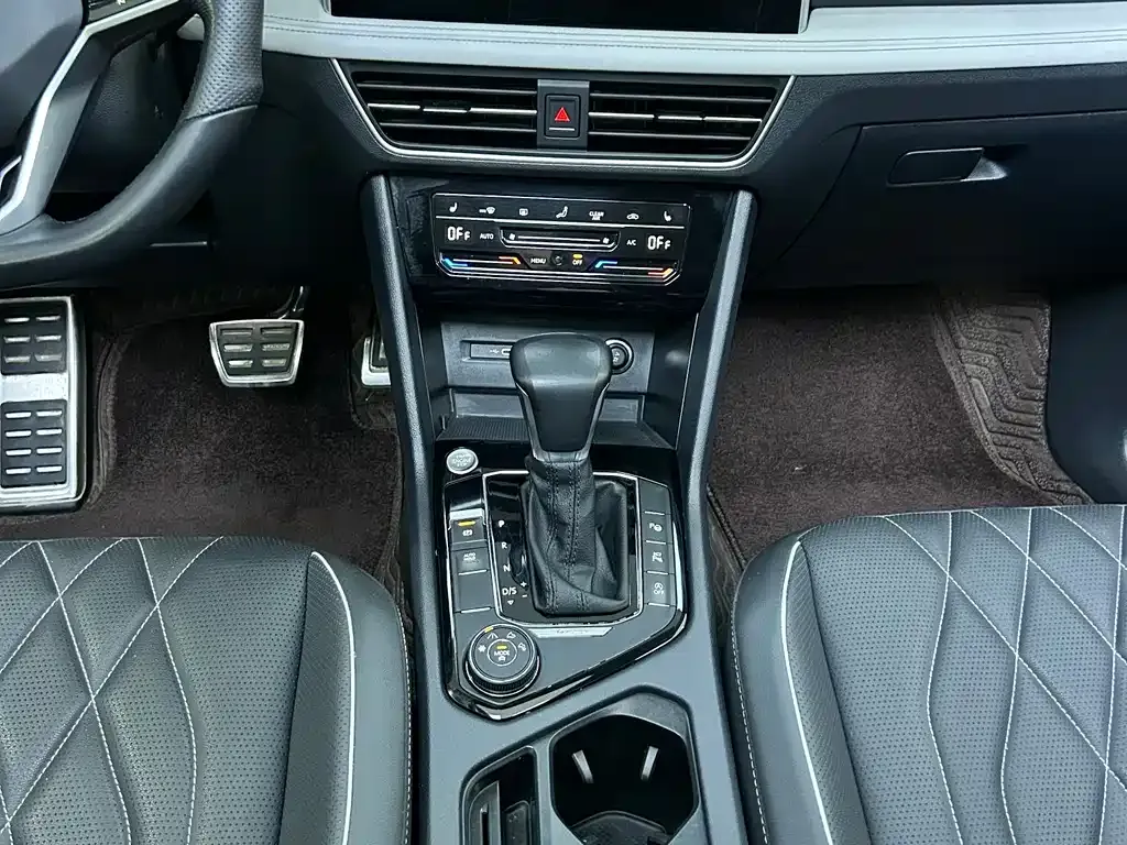 Volkswagen Tiguan L — фото 6