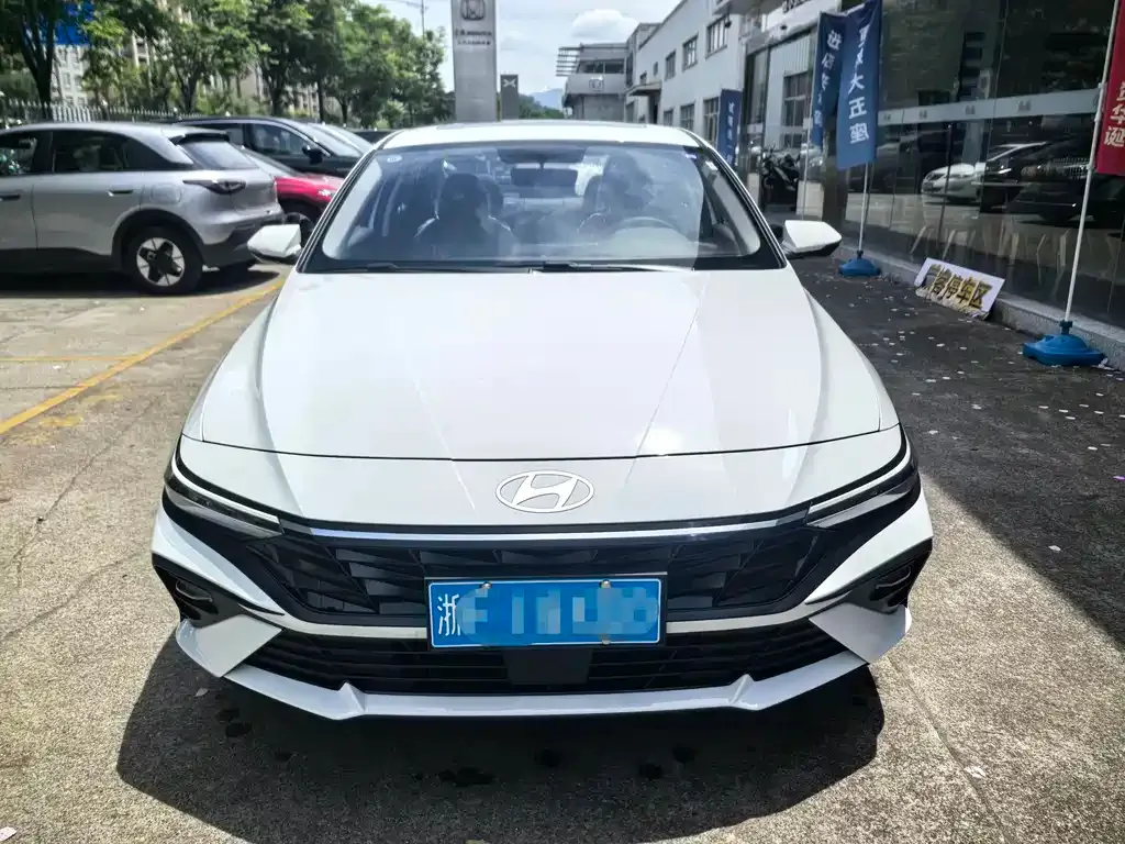 Hyundai Elantra — фото 5