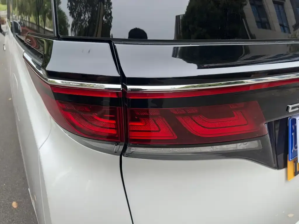 Toyota Vellfire — фото 4