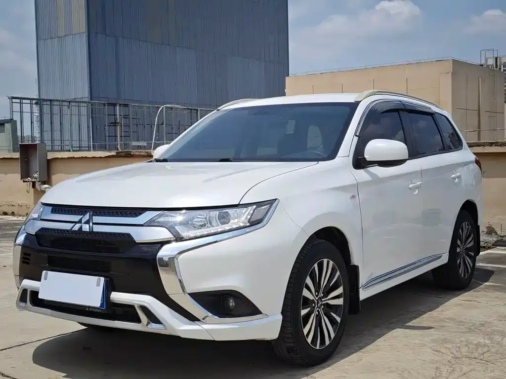 Mitsubishi Outlander — фото 1