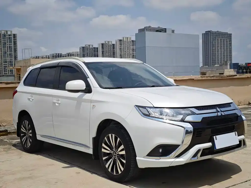 Mitsubishi Outlander — фото 7