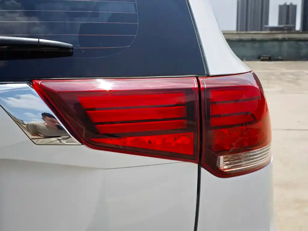 Mitsubishi Outlander — фото 2