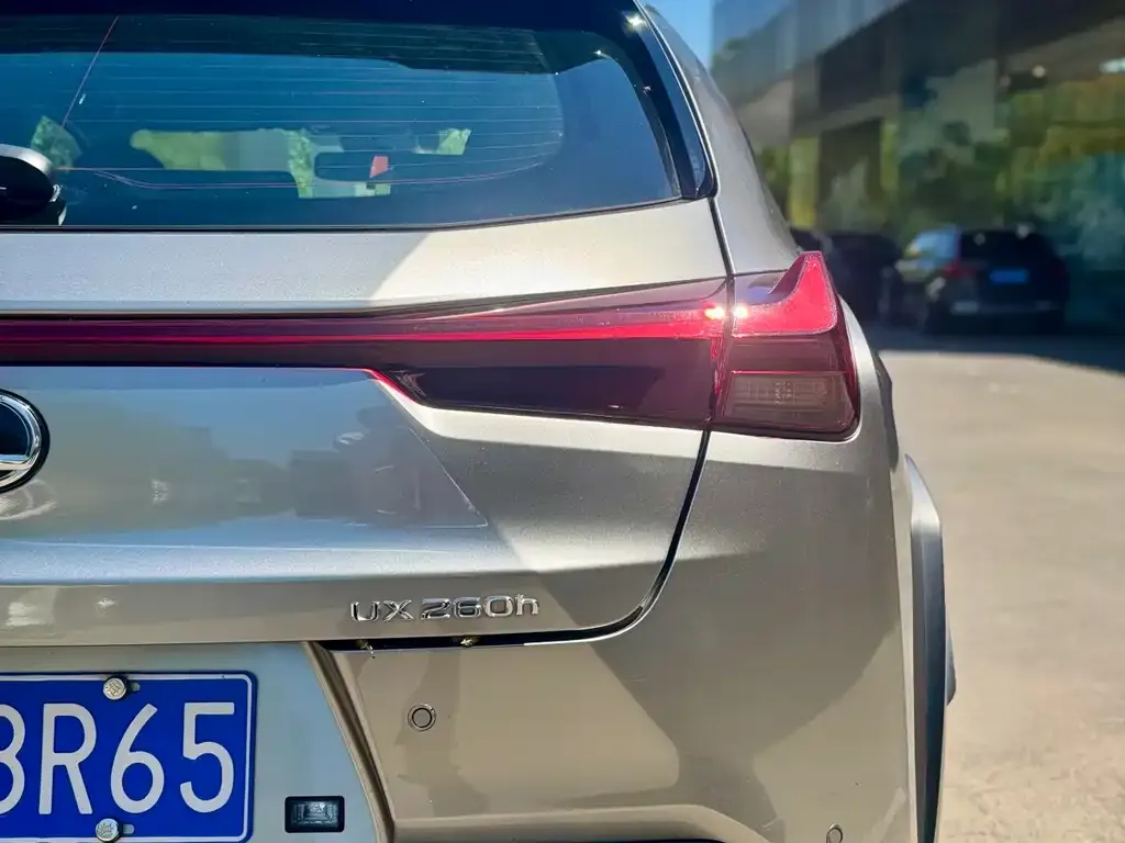 Lexus UX — фото 2