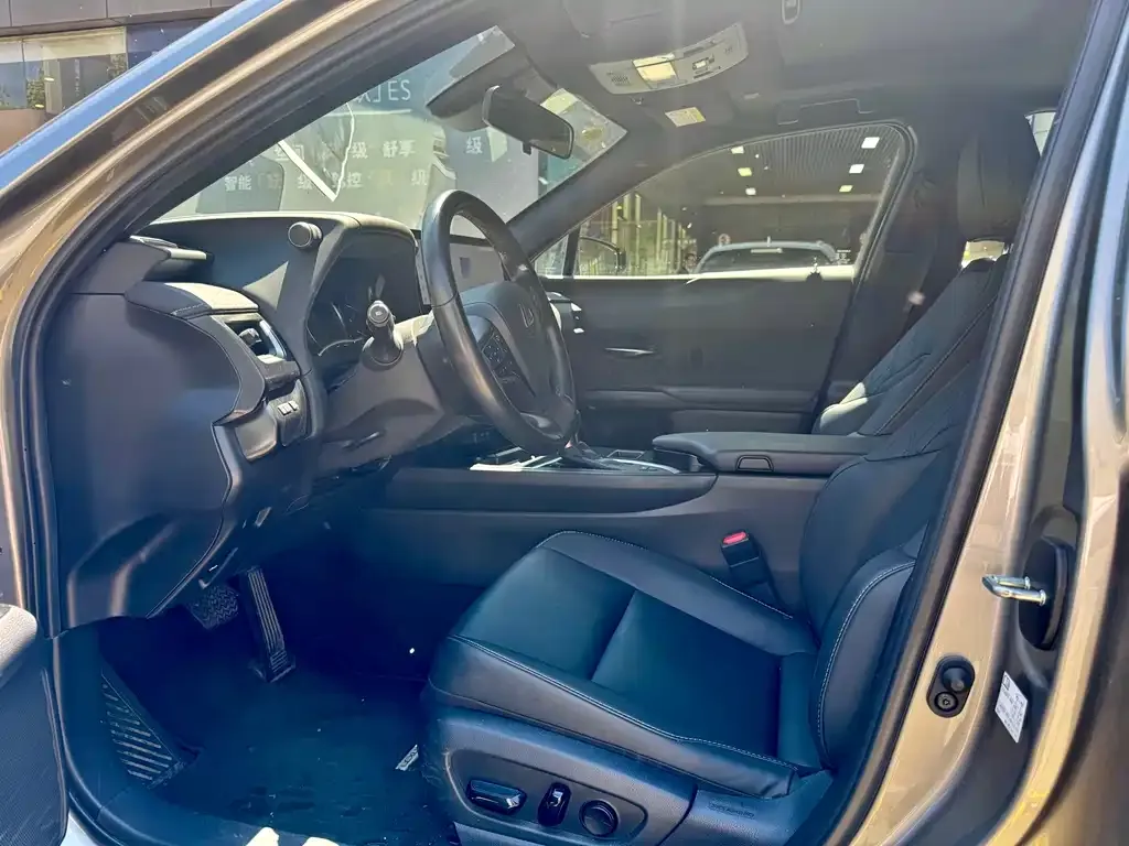 Lexus UX — фото 10