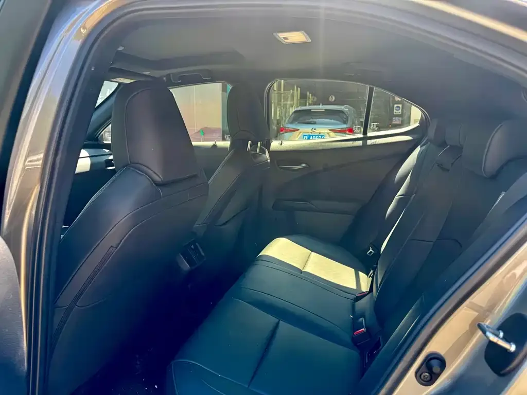 Lexus UX — фото 3