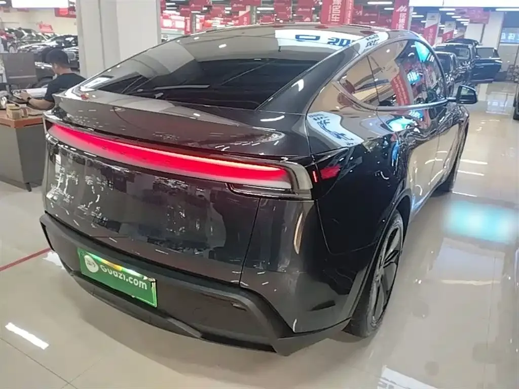 Tesla Model Y — фото 10