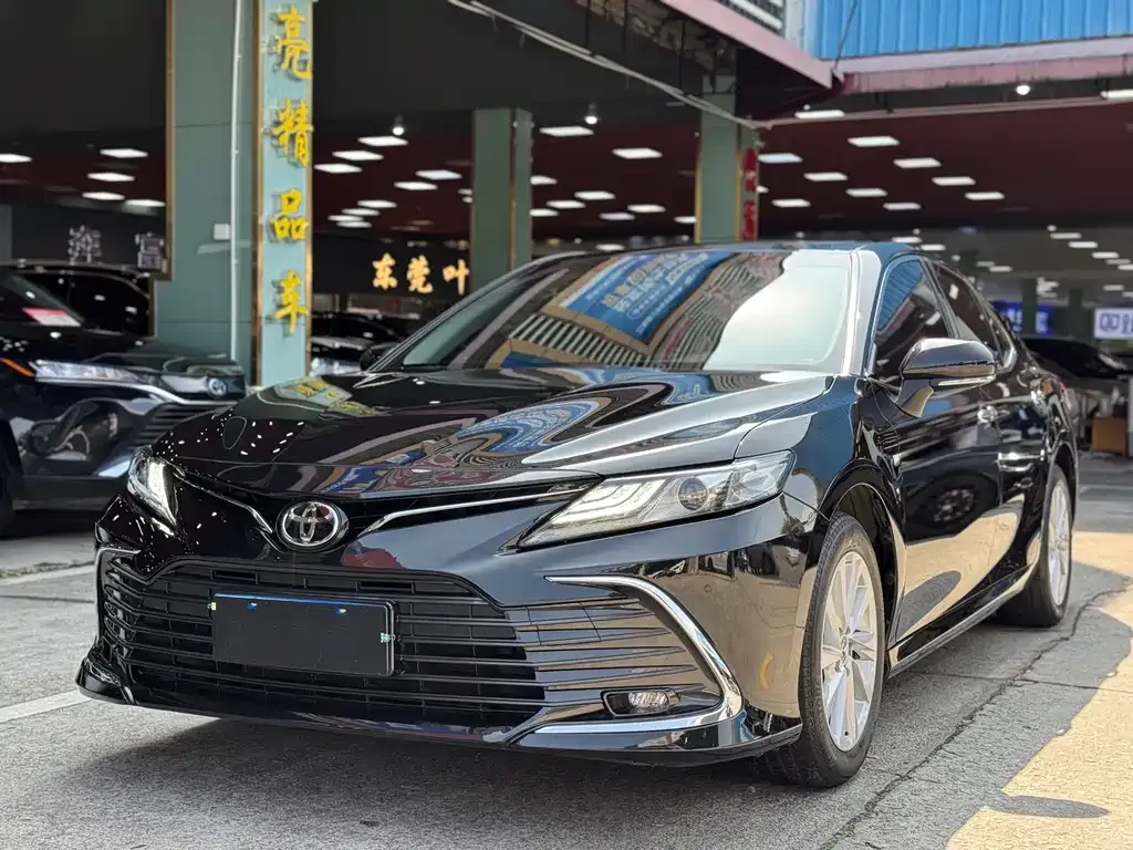 Toyota Camry — фото 1