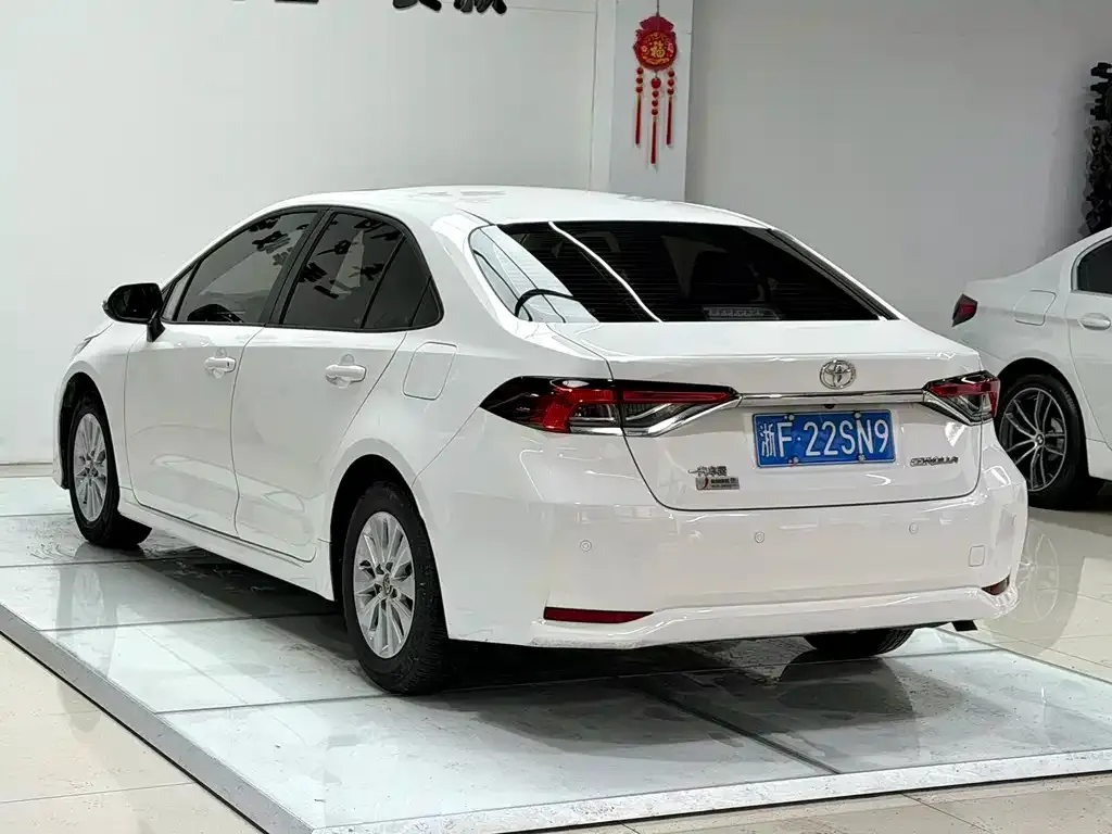 Toyota Corolla — фото 10