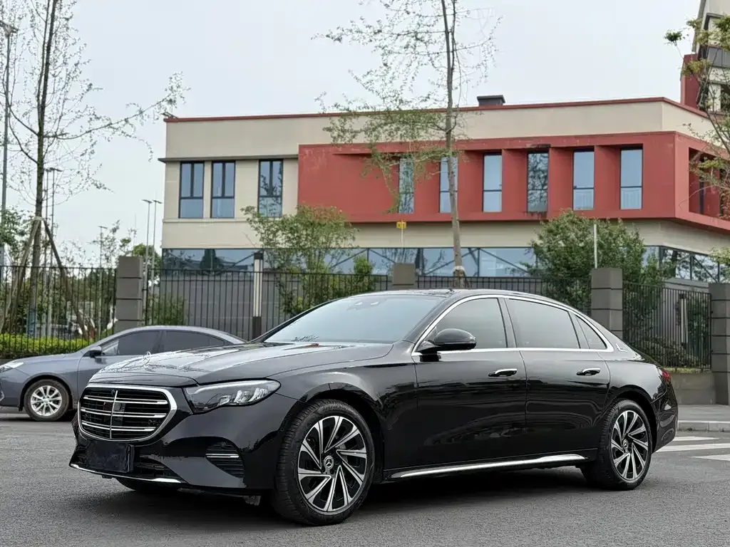 Mercedes-Benz E-Class — фото 1