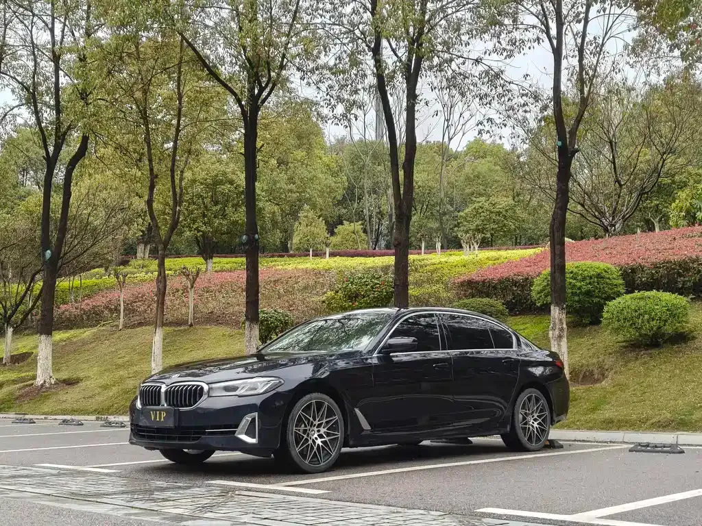 BMW 5 Series — фото 1
