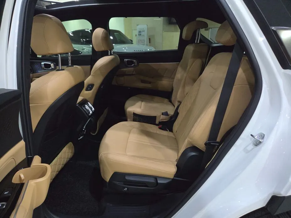 Kia Sorento — фото 6