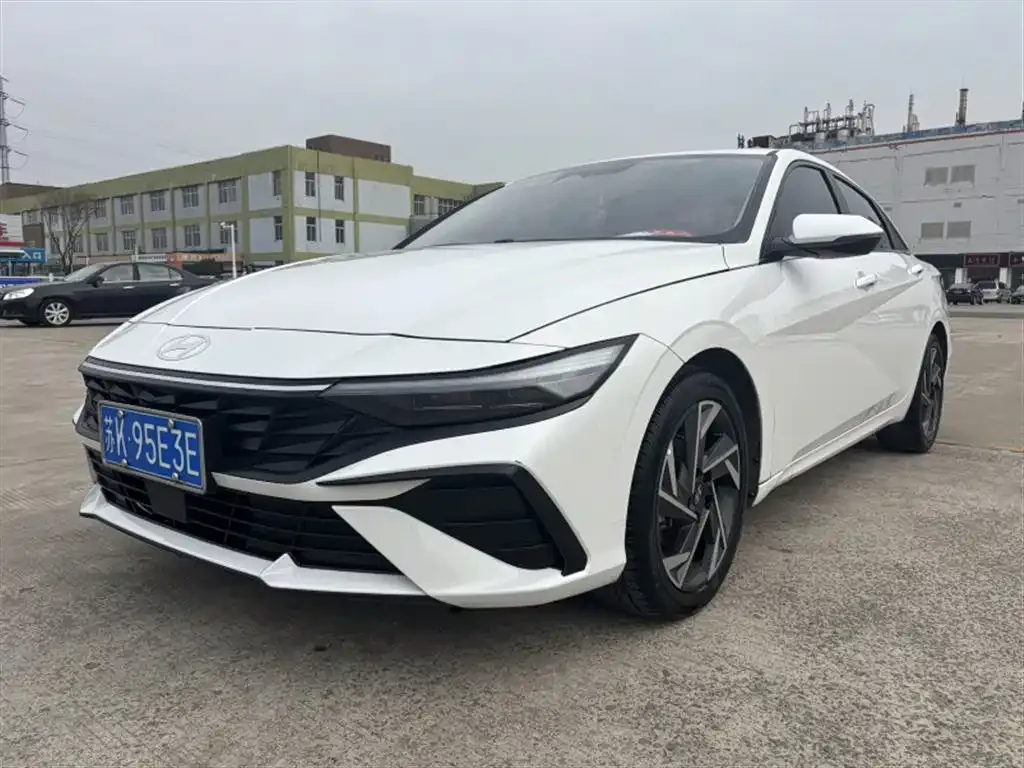 Hyundai Elantra — фото 1