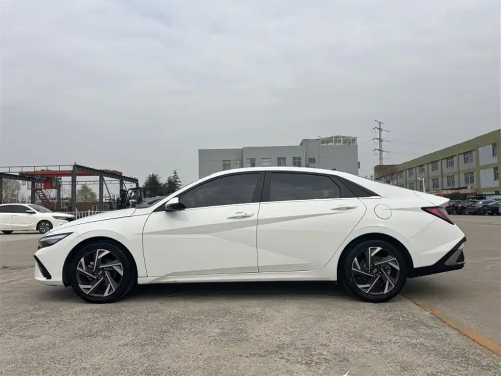 Hyundai Elantra — фото 3