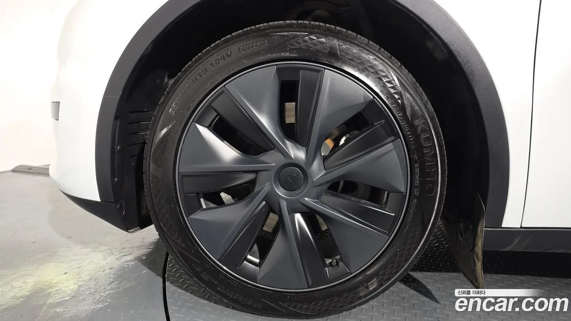 Tesla Model Y — фото 10