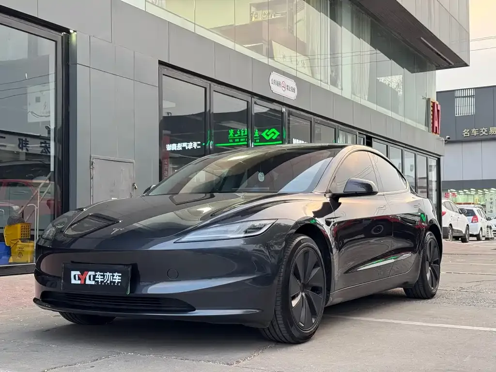 Tesla Model 3 — фото 1