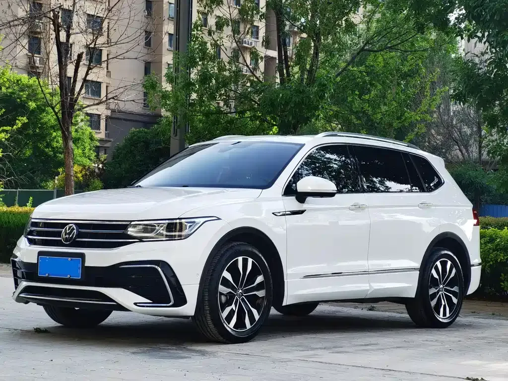 Volkswagen Tiguan L — фото 1