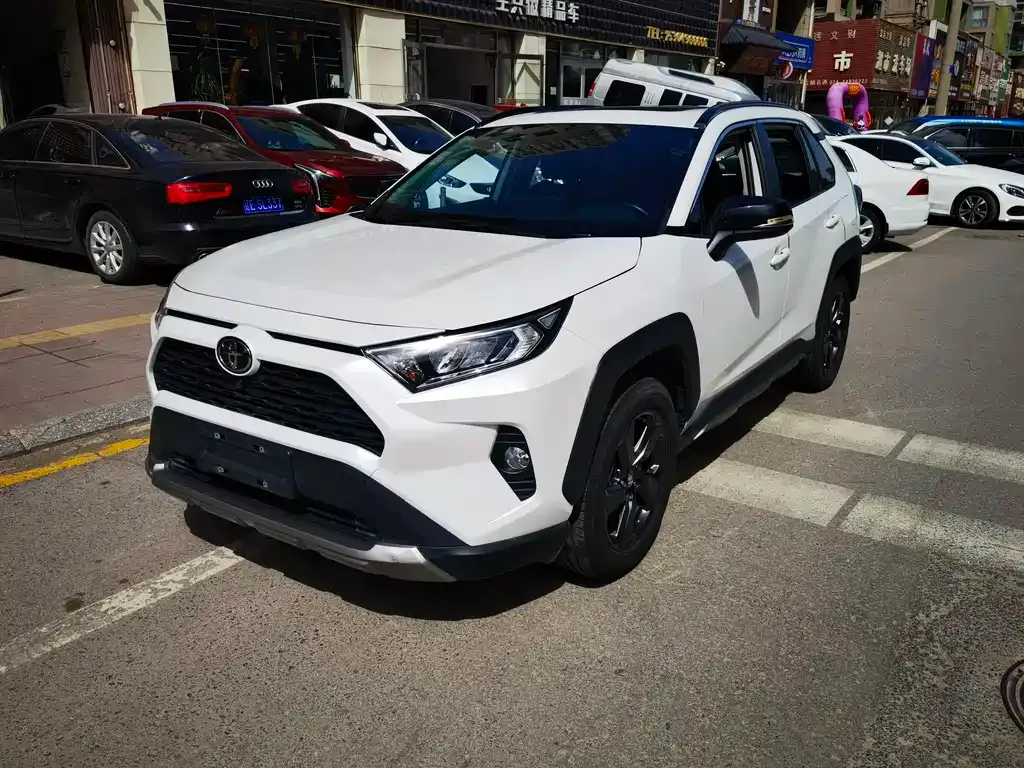 Toyota RAV4 — фото 1