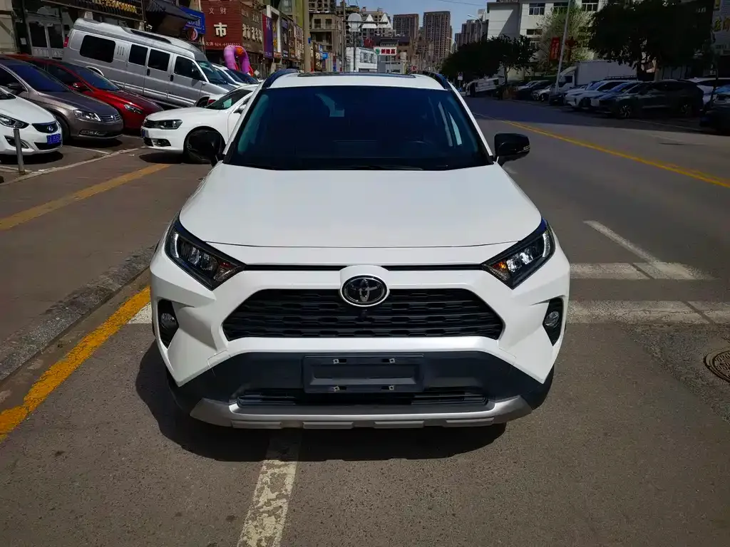 Toyota RAV4 — фото 8