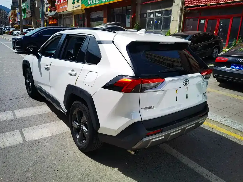 Toyota RAV4 — фото 5