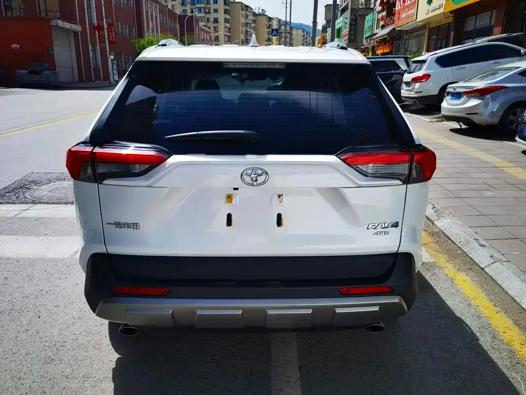 Toyota RAV4 — фото 6