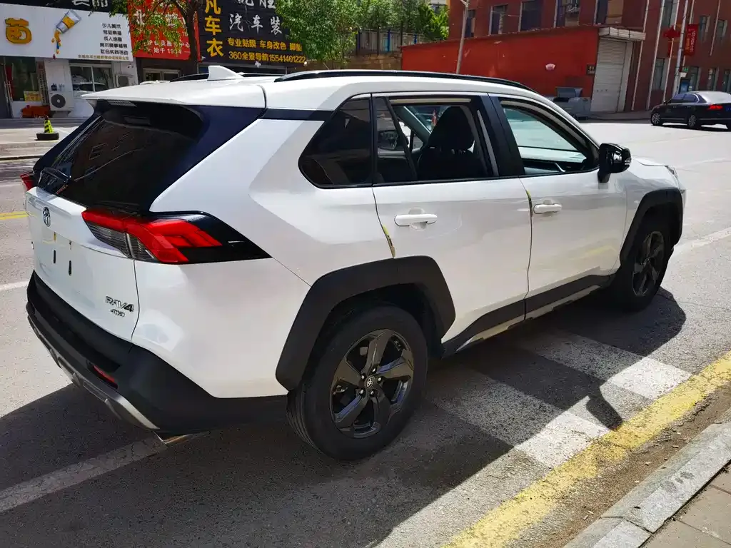 Toyota RAV4 — фото 7