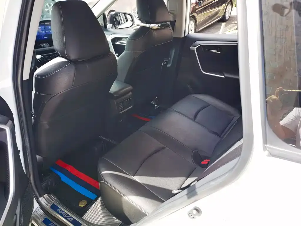 Toyota RAV4 — фото 4