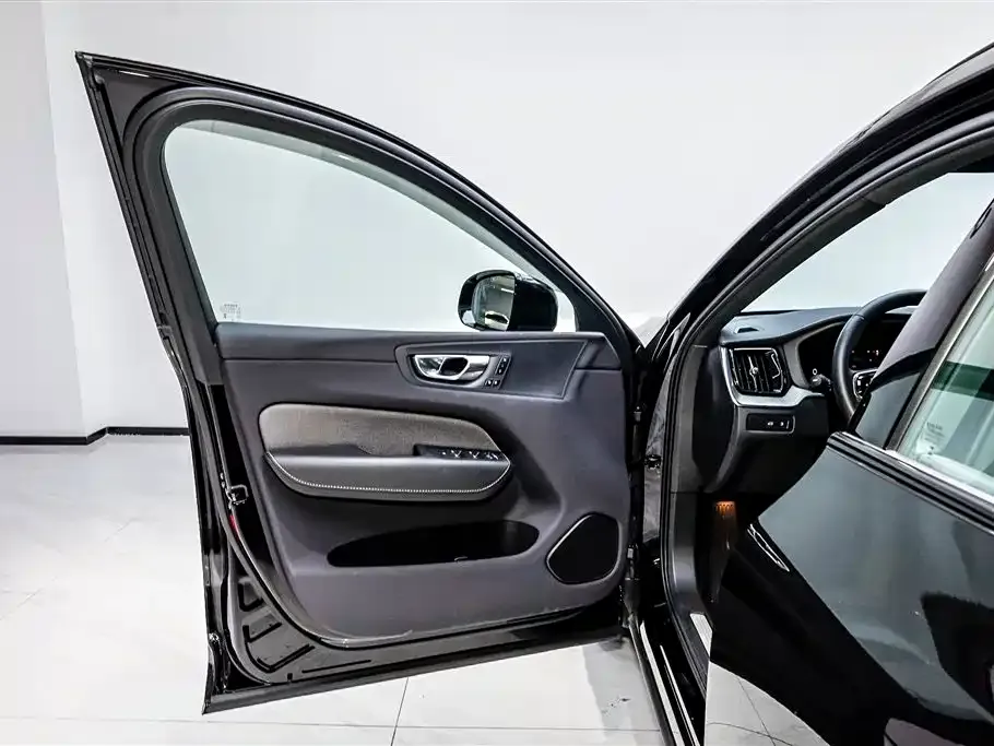 Volvo XC60 PHEV — фото 7