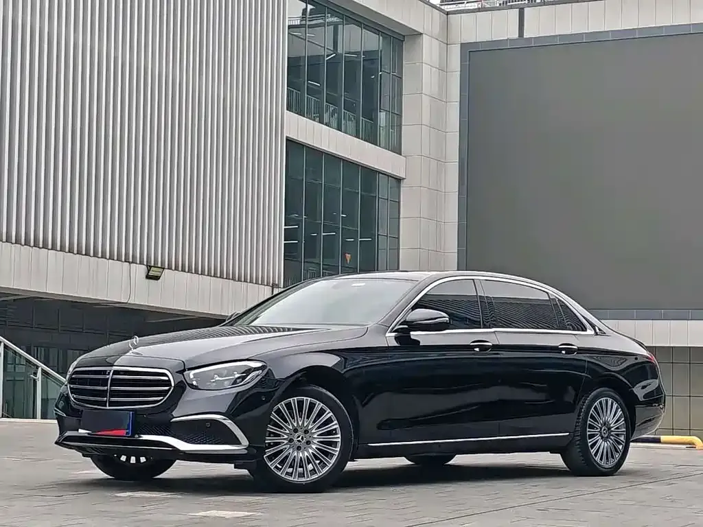 Mercedes-Benz E-Class — фото 1