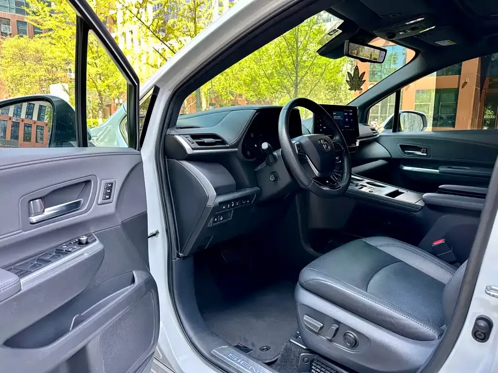 Toyota Sienna 2022 из CN, фото 2