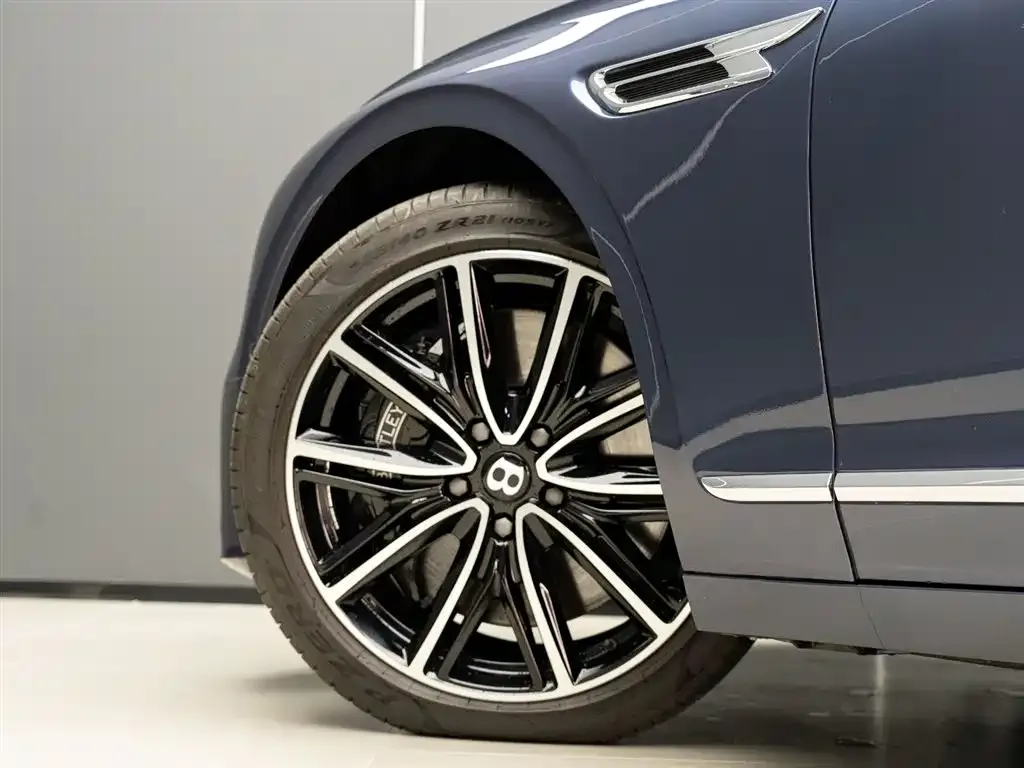Bentley Flying Spur — фото 10