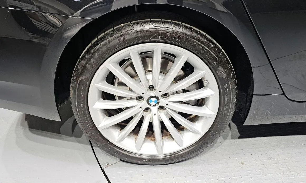 BMW 5-Series — фото 10