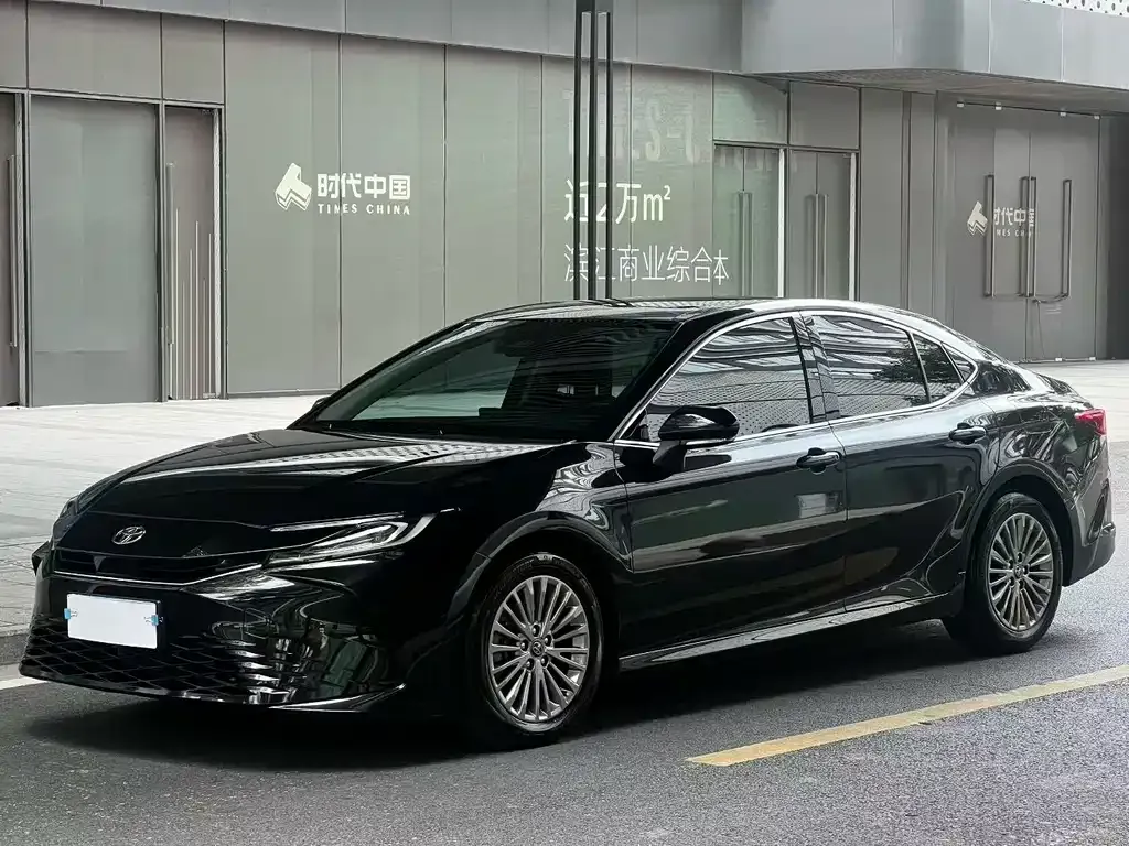 Toyota Camry — фото 1
