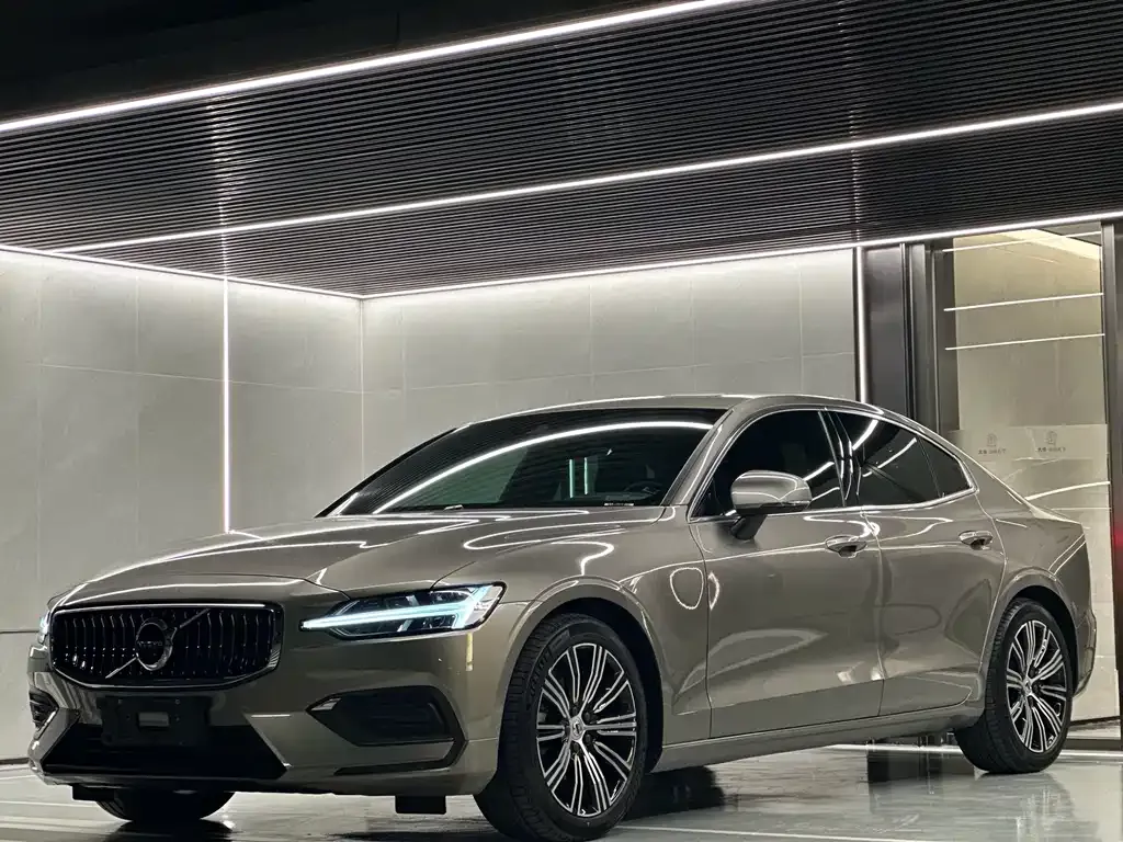 Volvo S60 — фото 1
