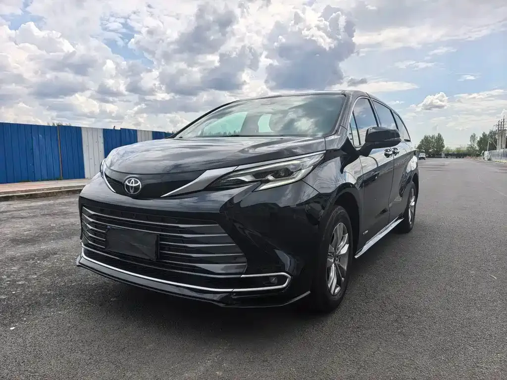 Toyota Sienna — фото 1