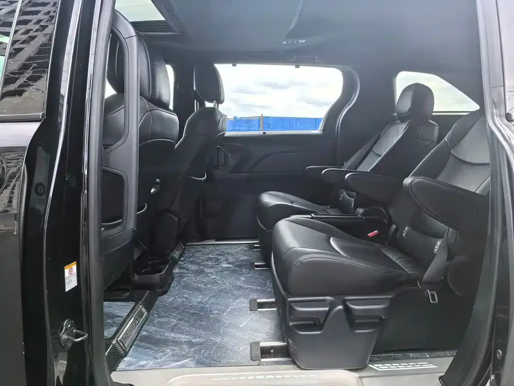 Toyota Sienna — фото 3